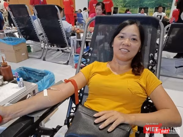 Chị Nguyễn Thị Mai Hương (Kim Chung, Hoài Đức, Hà Nội) nở nụ cười tươi tắn mặc dù phải vượt gần 10km để tham gia hiến máu.