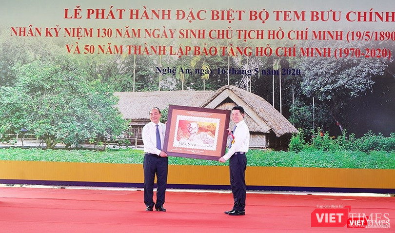 Bộ trưởng Bộ Thông tin và Truyền thông Nguyễn Mạnh Hùng đã tặng Thủ tướng Nguyễn Xuân Phúc tranh tem. Bộ trưởng Bộ Thông tin và Truyền thông Nguyễn Mạnh Hùng đã tặng Thủ tướng Nguyễn Xuân Phúc tranh tem.