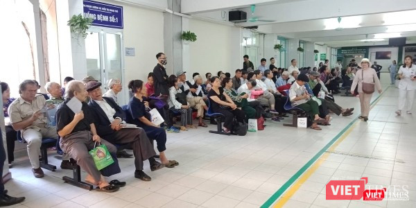 Người dân chờ đợi từ sáng sớm để được khám, tư vấn về bệnh lý mạch vành tại Bệnh viện Hữu nghị Việt Đức sáng 27/10.