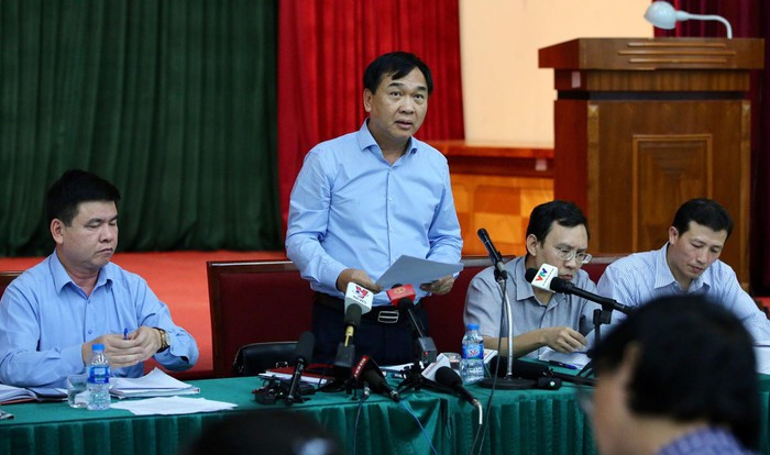 Cuộc giao ban báo chí do Ban Tuyên giáo Thành ủy Hà Nội tổ chức chiều nay (15/10) "nóng" chủ đề nước sạch sinh hoạt nhiễm dầu thải.