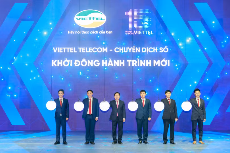 “Hành trình 15 năm di động Viettel – Chuyển dịch số – Khởi động hành trình mới" đánh dấu tròn 15 năm nhà mạng tham gia kinh doanh dịch vụ thông tin di động