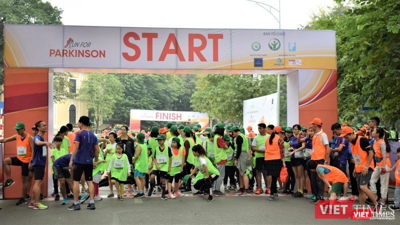 Nhóm mặc áo xanh tham gia cự ly 2km khởi động trước khi chạy.