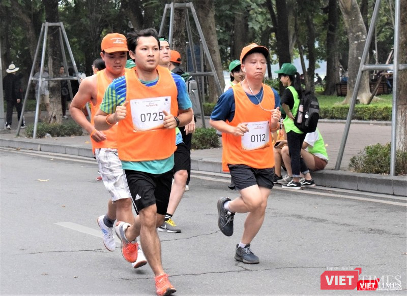 Một nhóm người dân bắt đầu vòng chạy thứ hai.