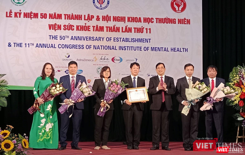 PGS.TS. Lương Ngọc Khuê - Cục trưởng Cục Quản lý khám, chữa bệnh trao bằng khen của Bộ Y tế cho TS. Nguyễn Doãn Phương và các cán bộ tại Viện Sức khỏe tâm thần, Bệnh viện Bạch Mai.