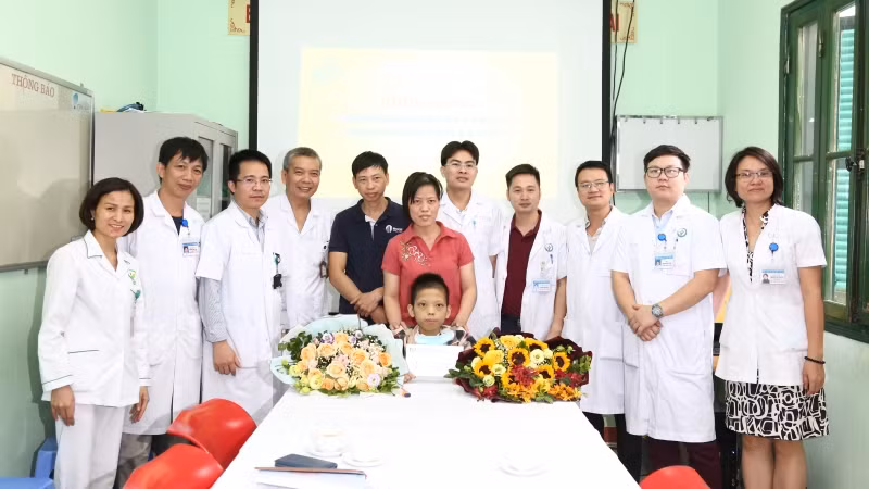 Chàng trai trẻ Nguyễn Văn Đức (giữa) cùng gia đình và các bác sĩ của Trung tâm Tim mạch và Lồng ngực, Bệnh viện Hữu nghị Việt Đức.