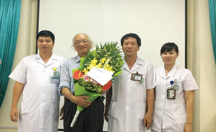 PGS.TS Trần Viết Nghị nhận hoa và chụp ảnh cùng với các bác sĩ của Viện Sức khỏe tâm thần, Bệnh viện Bạch Mai.