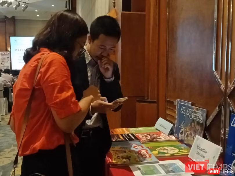 Các khách mời xem sách được trưng bày tại hội thảo.