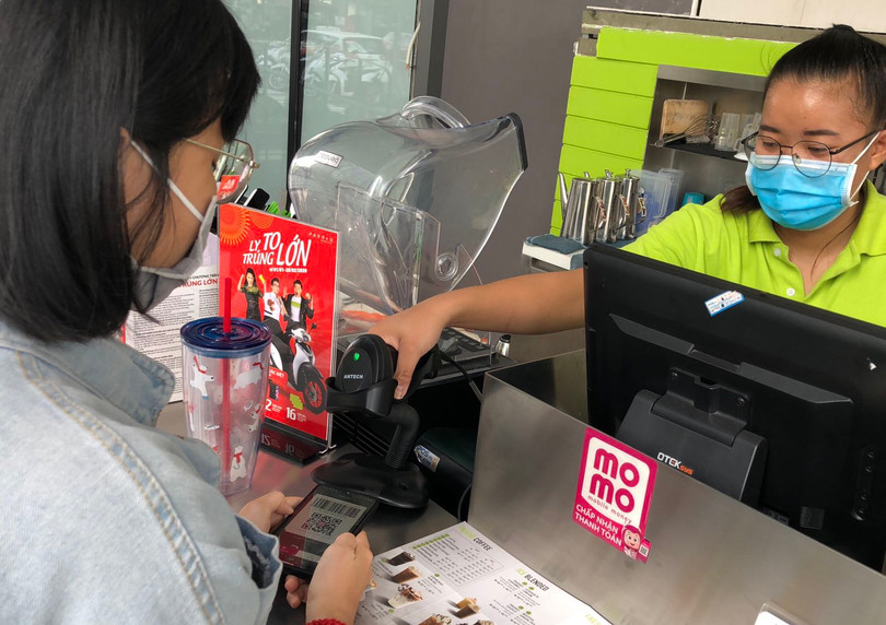 Người dân nên dần chuyển sang các phương thức thanh toán số, thương mại điện tử thay cho việc trao đổi trực tiếp với nhau bằng tiền mặt, đặc biệt trong giai đoạn dịch bệnh đang bùng phát. Ảnh: Nhật Trương.