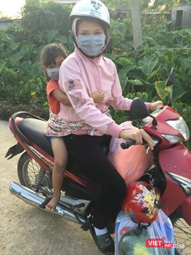 Một người dân địa phương mua sắm hàng siêu thị về. Hàng hóa vẫn đầy đủ, chưa có hiện tượng tích trữ. Một người dân địa phương mua sắm hàng siêu thị về. Hàng hóa vẫn đầy đủ, chưa có hiện tượng tích trữ.