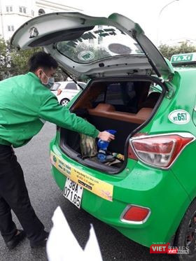 Tài xế Mai Linh Hà Tĩnh được tập huấn hàng ngày về công tác khử trùng. Tài xế Mai Linh Hà Tĩnh được tập huấn hàng ngày về công tác khử trùng.