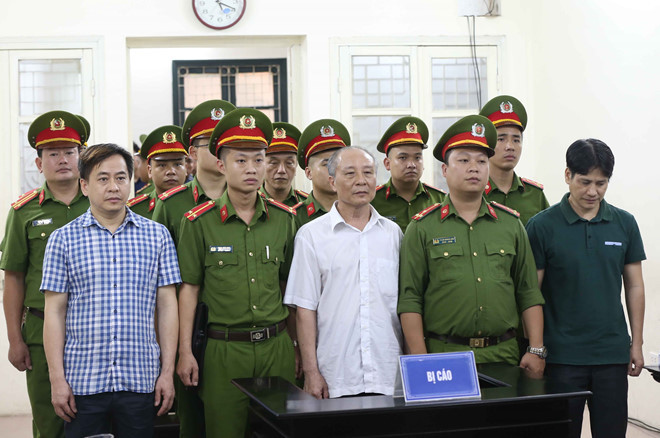 Bị cáo Phan Văn Anh Vũ (hàng trước, bìa trái), Phan Hữu Tuấn (giữa) và Nguyễn Hữu Bách nghe tòa tuyên án ngày 30.7.2018 (Ảnh: TTXVN) Bị cáo Phan Văn Anh Vũ (hàng trước, bìa trái), Phan Hữu Tuấn (giữa) và Nguyễn Hữu Bách nghe tòa tuyên án ngày 30.7.2018 (Ảnh: TTXVN)