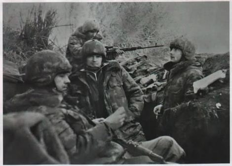 Một nhóm Spetsnaz của Liên Xô đang ém quân tại một vị trí bí mật trước giờ G.