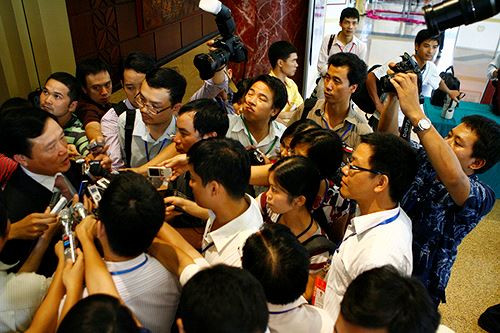 Người làm báo luôn phải đặt lợi ích dân tộc, lợi ích quốc gia lên trên hết, có vai trò đặc biệt quan trọng trong định hướng và hình thành dư luận xã hội. Người làm báo luôn phải đặt lợi ích dân tộc, lợi ích quốc gia lên trên hết, có vai trò đặc biệt quan trọng trong định hướng và hình thành dư luận xã hội.