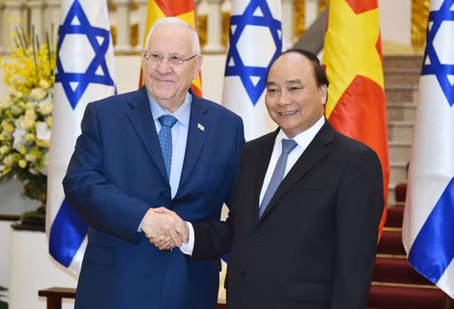 Đường lối đối ngoại của Đảng và Nhà nước ta được xây dựng trên cơ sở tư tưởng và văn hóa ứng xử của Nguyễn Ái Quốc/Hồ Chí Minh.