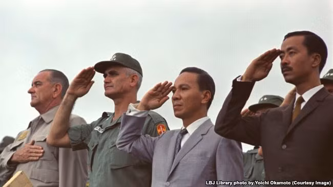 Tổng thống Mỹ Johnson, Tướng Mỹ William Westmoreland, Tổng thống VNCH Nguyễn Văn Thiệu và Thủ tướng VNCH Nguyễn Cao Kỳ tại Cảng Cam Ranh Tổng thống Mỹ Johnson, Tướng Mỹ William Westmoreland, Tổng thống VNCH Nguyễn Văn Thiệu và Thủ tướng VNCH Nguyễn Cao Kỳ tại Cảng Cam Ranh
