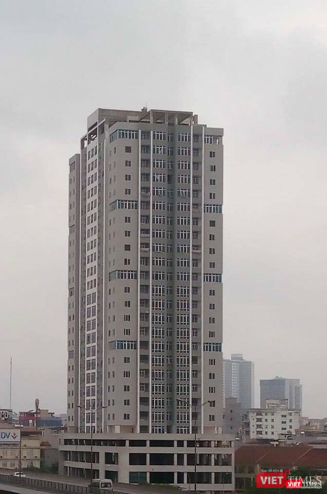 Chung cư Báo CAND trên mặt đường Nguyễn Xiển (xã Thanh Liệt, Thanh Trì, Hà Nội) đã nhiều năm phơi sương gió mà chưa thể hoàn thiện để bàn giao.