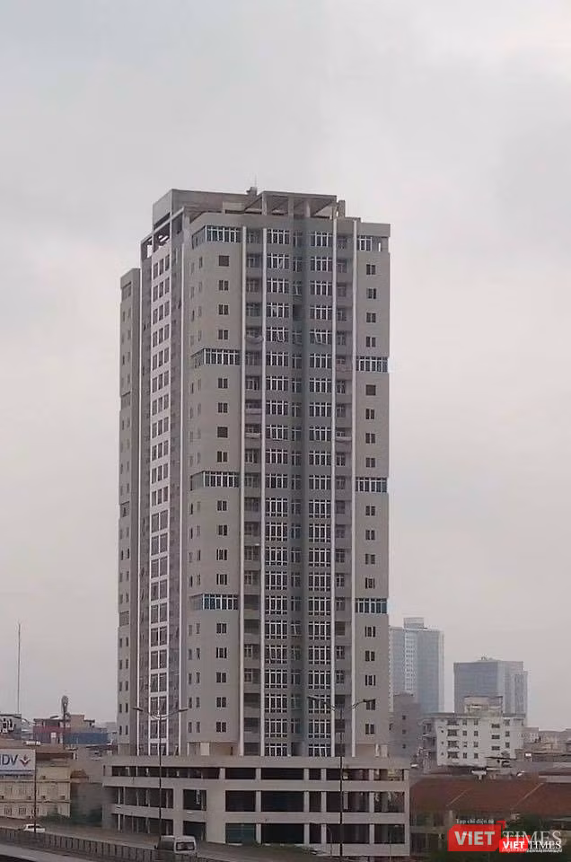 Chung cư Báo CAND trên mặt đường Nguyễn Xiển (xã Thanh Liệt, Thanh Trì, Hà Nội) đã nhiều năm phơi sương gió mà chưa thể hoàn thiện để bàn giao.