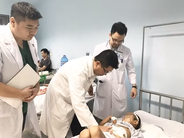 Các bác sĩ của Bệnh viện Nhi Trung ương khám cho bé C. sau khi phẫu thuật.