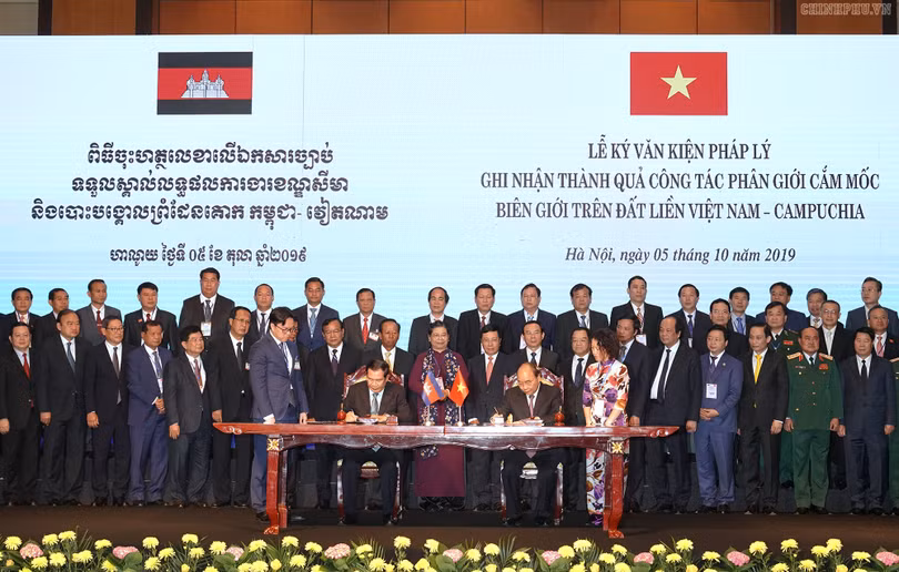 Hai Thủ tướng chứng kiến lễ ký Phụ lục bản đồ đính kèm Nghị định thư phân giới cắm mốc biên giới trên đất liền giữa Việt Nam và Campuchia.