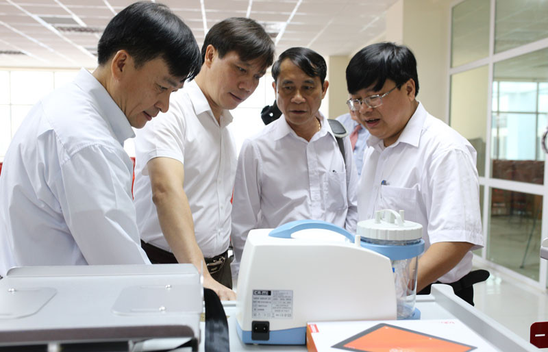 Cán bộ y tế tại tỉnh Bắc Kạn sử dụng thiết bị mới.