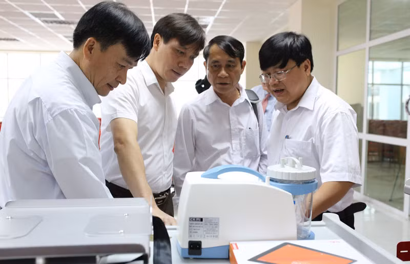 Cán bộ y tế tại tỉnh Bắc Kạn sử dụng thiết bị mới. Cán bộ y tế tại tỉnh Bắc Kạn sử dụng thiết bị mới.