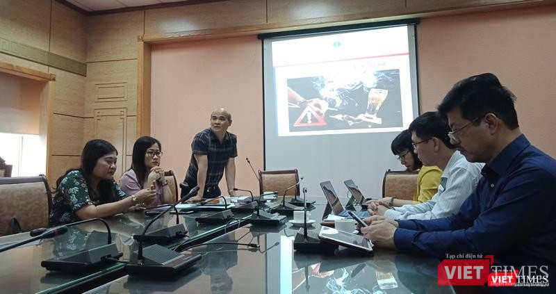 Ông Nguyễn Huy Quang - Vụ trưởng Vụ Pháp chế (Bộ Y tế) phát biểu tại buổi họp