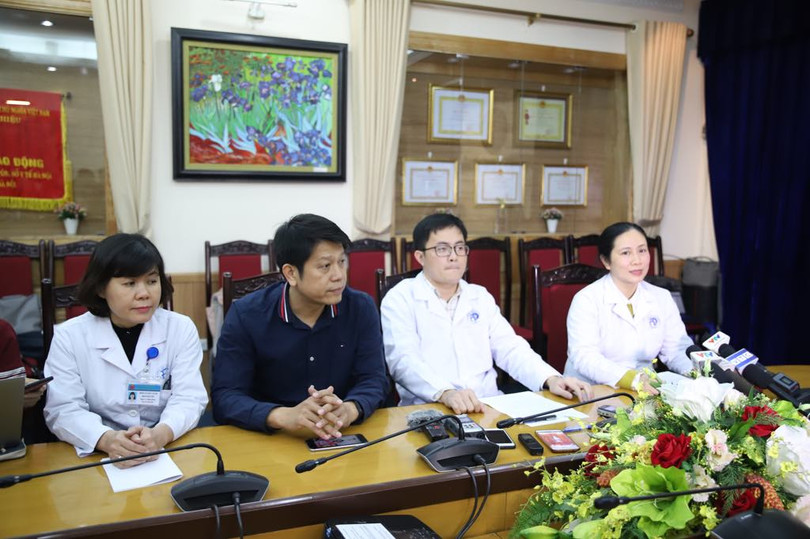 Đại diện lãnh đạo Bệnh viện Đa khoa Xanh Pôn trả lời phỏng vấn báo chí về vụ việc Đại diện lãnh đạo Bệnh viện Đa khoa Xanh Pôn trả lời phỏng vấn báo chí về vụ việc