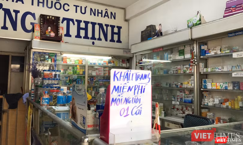 Nhà thuốc Hưng Thịnh (TP.HCM) tổ chức phát khẩu trang miễn phí cho người dân đã vài ngày nay.
