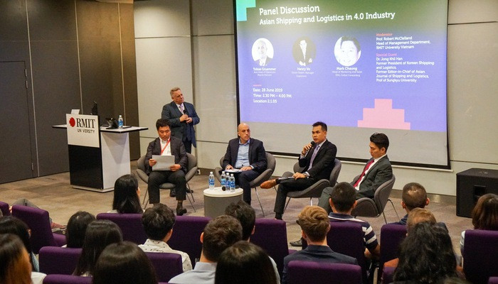 Chủ đề về những thay đổi và vai trò của vận tải biển và cảng biển trong bối cảnh Cách mạng công nghiệp 4.0 đang là vấn đề được quan tâm. Chủ đề về những thay đổi và vai trò của vận tải biển và cảng biển trong bối cảnh Cách mạng công nghiệp 4.0 đang là vấn đề được quan tâm.