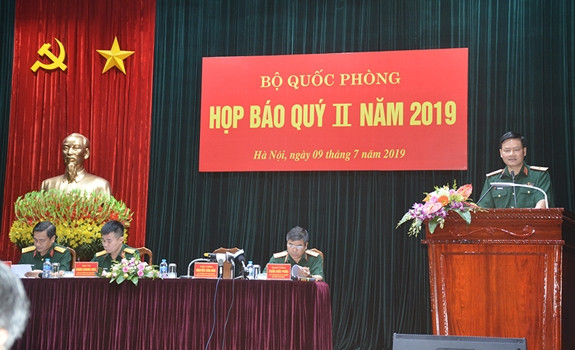 Thiếu tướng Nguyễn Văn Đức, Cục trưởng Cục Tuyên huấn, người phát ngôn Bộ Quốc phòng cung cấp thông tin tại cuộc họp báo