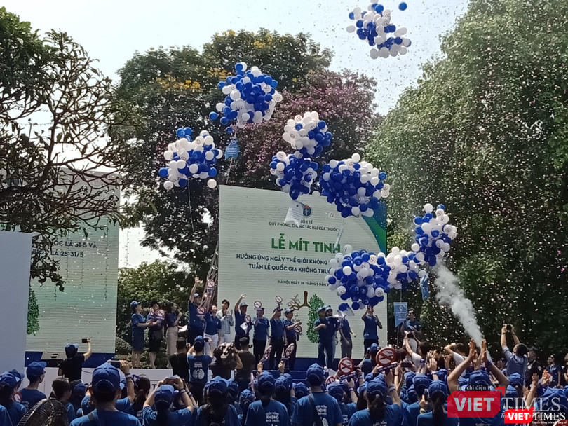 Các đại sứ của chương trình - những ca sĩ, diễn viên nổi tiếng như Noo Phước Thịnh, Chí Nhân, cầu thủ Quang Hải - thả bóng bay phát động sự kiện. Các đại sứ của chương trình - những ca sĩ, diễn viên nổi tiếng như Noo Phước Thịnh, Chí Nhân, cầu thủ Quang Hải - thả bóng bay phát động sự kiện