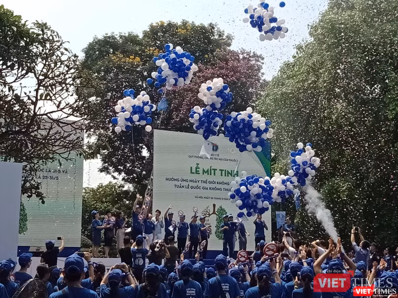 Các đại sứ của chương trình - những ca sĩ, diễn viên nổi tiếng như Noo Phước Thịnh, Chí Nhân, cầu thủ Quang Hải - thả bóng bay phát động sự kiện