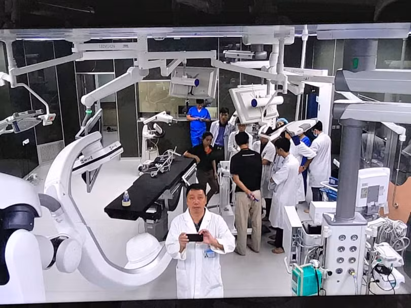 Bác sĩ Phan Minh Trung và nhóm bác sĩ tại phòng mổ Hybrid mới.