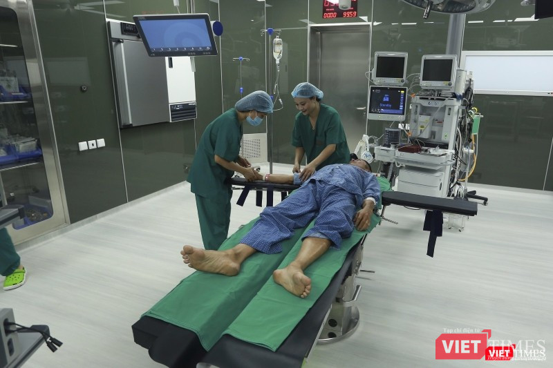 Bác sĩ chuẩn bị cho bệnh nhân trước phẫu thuật.