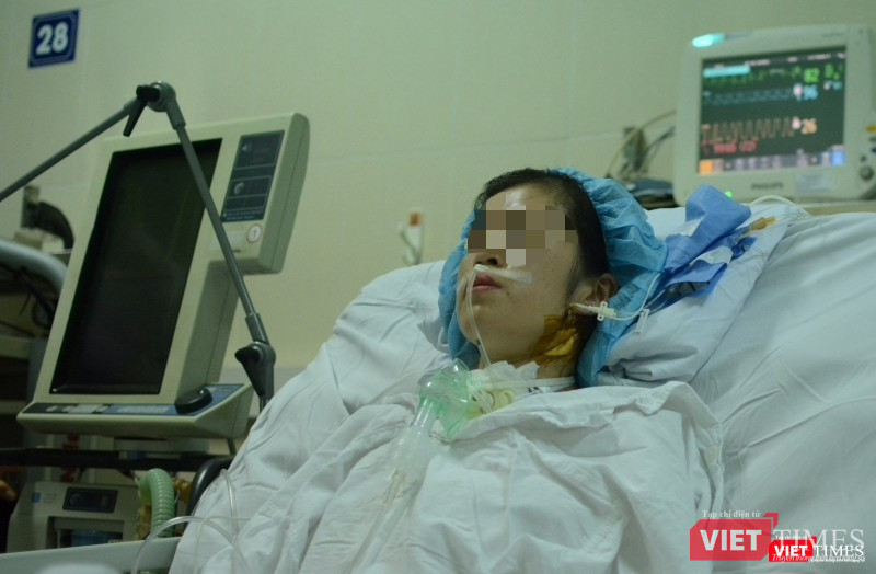 Chị H. chưa thể đi lại, tiếp tục được điều trị ở khu vực cách ly (Ảnh: Quang Hùng) Chị H. chưa thể đi lại, tiếp tục được điều trị ở khu vực cách ly (Ảnh: Quang Hùng)