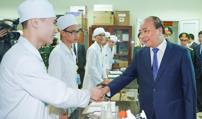 Thủ tướng thăm hỏi các học viên của Học viện Quân y (Ảnh: VGP)