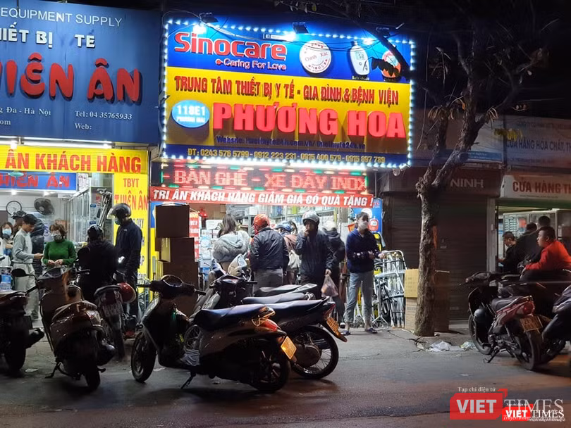 Một cừa hàng thiết bị y tế trên phố Phương Mai tấp nập khách ra vào và tất cả họ đều vào hỏi mua khẩu trang y tế. Ảnh: Mạnh Hưng