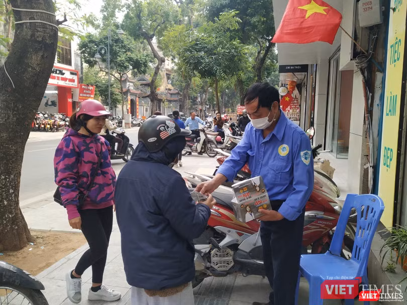 Bên cạnh nhiều cá nhân đầu cơ trục lợi, một số tổ chức, cửa hàng tại Hà Nội đã phát khẩu trang miễn phí cho người dân. Ảnh chụp tại số nhà 266 Bà Triệu (Hà Nội).