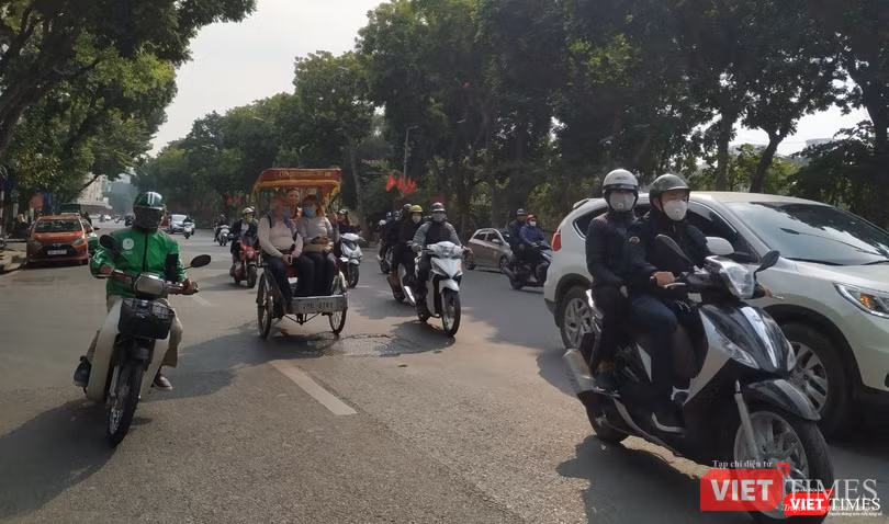 Khẩu trang đang trở thành vật bất ly thân đối với người dân.