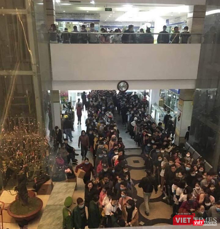 Đã cớ hàng nghìn người đổ về khu vực chợ thuốc Hapulico. Chưa bao giờ thị trường mua bán khẩu trang, nước rửa tay lại nhộn nhịp, tấp nập đến như vậy.