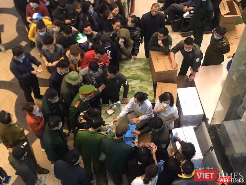 Nhiều cửa hàng không niêm yết giá bán công khai đối với sản phẩm khẩu trang trong khi dịch Corona đang bùng phát.