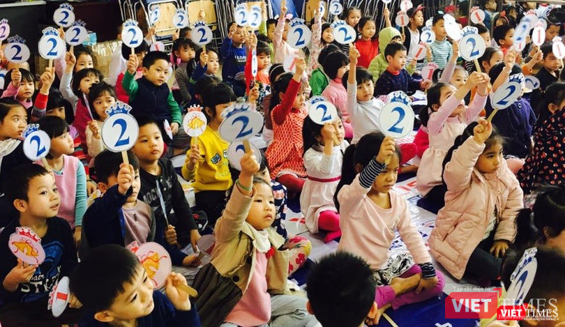 Các cháu tham dự chương trình ngoại khóa Rung chuông vàng tại trường mầm non Láng Thượng.