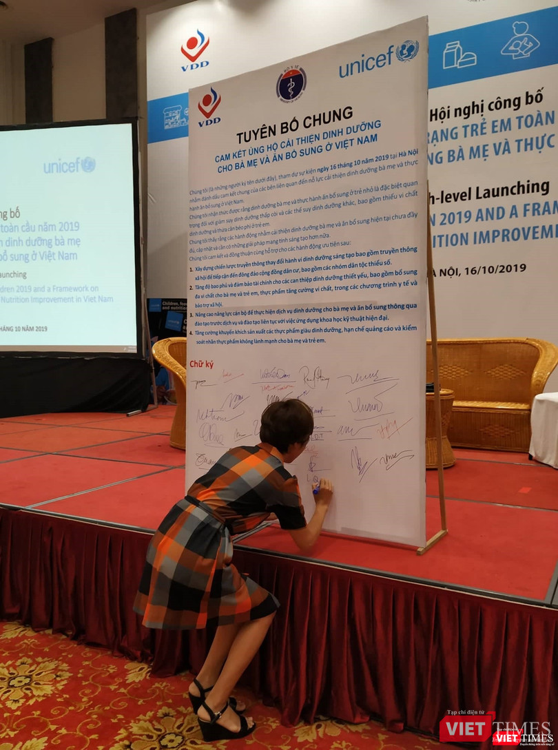 Nhiều cơ quan, ban ngành, tổ chức kí tuyên bố chung cam kết ủng hộ cải thiện dinh dưỡng cho bà mẹ và ăn bổ sung ở Việt Nam.