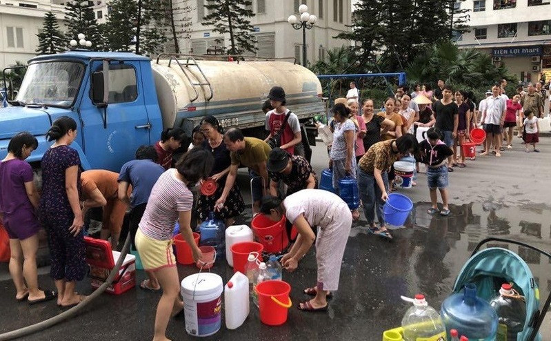 Người dân sống tại Khu đô thị Linh Đàm đổ xô lấy nước sạch sinh hoạt từ xe stec.