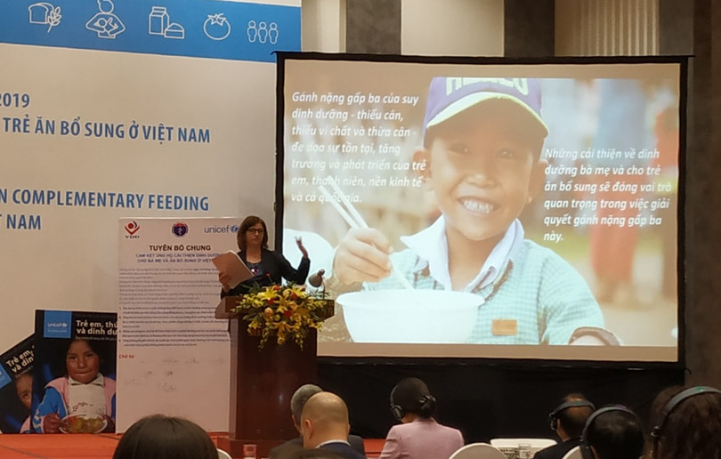 Bà Rana Flowers, Trưởng đại diện của UNICEF tại Việt Nam, cảnh báo thói quen ăn uống và viêc cho trẻ ăn thực phẩm kém dih dưỡng đã bắt đầu từ những ngày đầu tiên khi trẻ mới ra đời. Bà Rana Flowers, Trưởng đại diện của UNICEF tại Việt Nam, cảnh báo thói quen ăn uống và viêc cho trẻ ăn thực phẩm kém dih dưỡng đã bắt đầu từ những ngày đầu tiên khi trẻ mới ra đời.