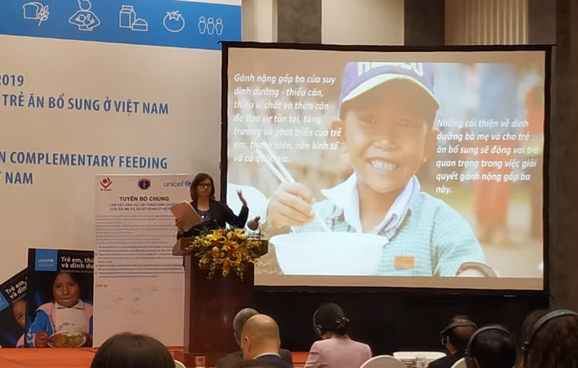 Bà Rana Flowers, Trưởng đại diện của UNICEF tại Việt Nam, cảnh báo thói quen ăn uống và viêc cho trẻ ăn thực phẩm kém dih dưỡng đã bắt đầu từ những ngày đầu tiên khi trẻ mới ra đời.