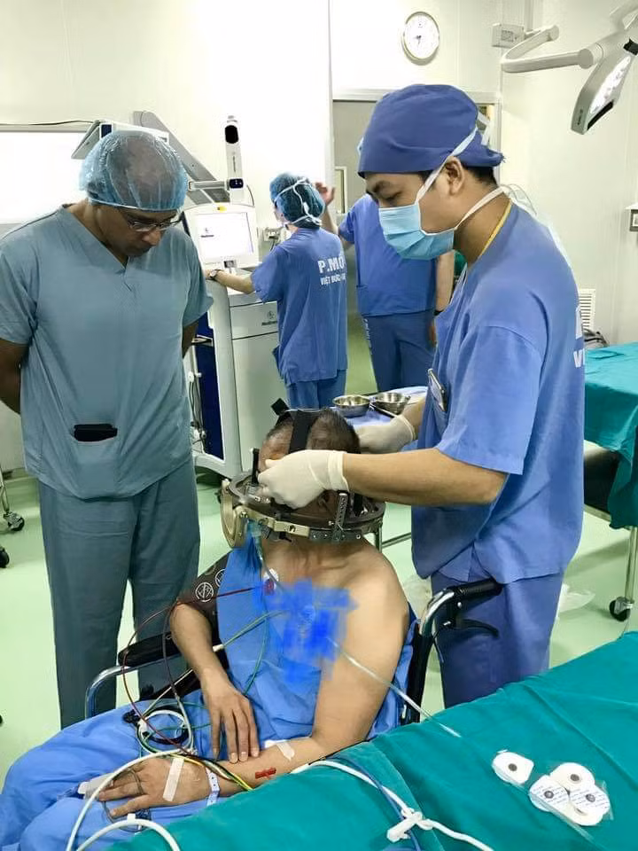 Bác sĩ chữa trị cho bệnh nhân Parkinson bằng phương pháp phẫu thuật mới