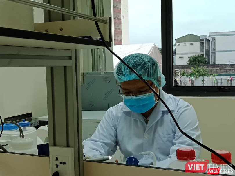 Cán bộ nghiên cứu chuẩn bị mẫu, vật dụng phân tích ADN hài cốt liệt sĩ