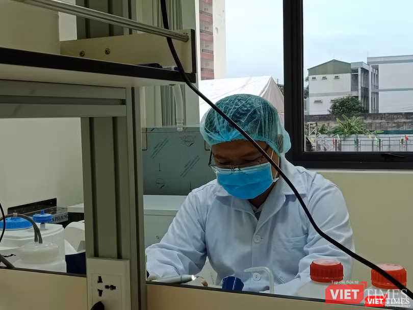 Cán bộ nghiên cứu chuẩn bị mẫu, vật dụng phân tích ADN hài cốt liệt sĩ