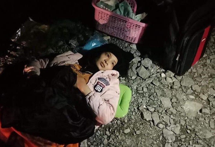 Mẹ con sản phụ Nguyễn Thị Tiên được kíp bác sĩ huyện Bắc Mê hỗ trợ kịp thời.